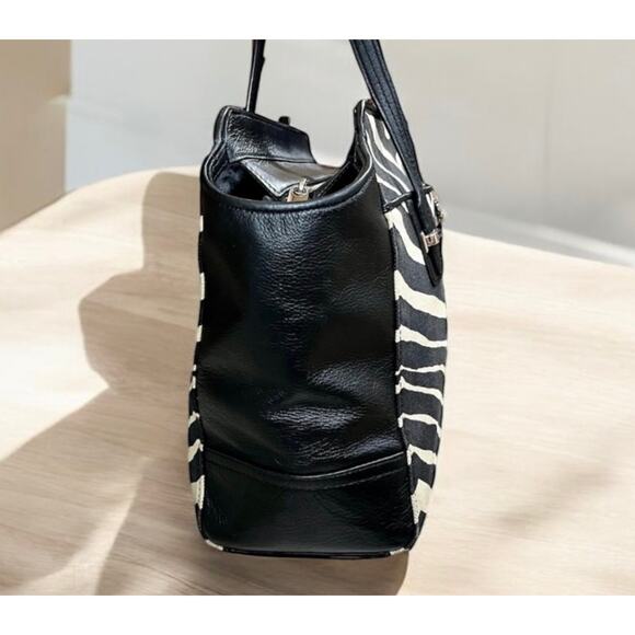 Coach F27009 Taylor Zebra Print Carryall Bag & NWT F51099 Small Wristlet - Picture 4 of 14